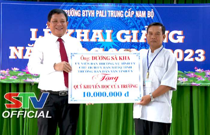 Chủ tịch Uỷ ban MTTQ Việt Nam tỉnh Sóc Trăng dự Lễ khai giảng năm học mới tại Trường Bổ túc Văn hoá Pali Trung cấp Nam bộ